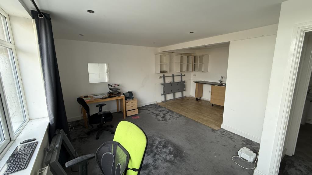 Lot: 112 - FIRST FLOOR PREMISES WITH POTENTIAL - Internal image of accommodation